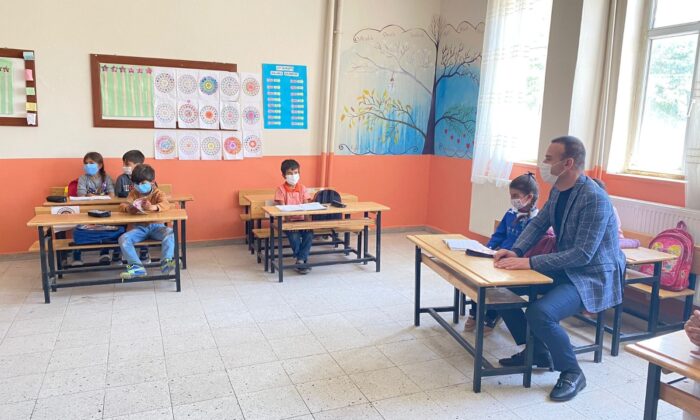 Ağrı Milli Eğitim Müdürü Tekin, Doğubayazıt’taki köy okullarını ziyaret etti