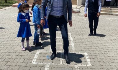 Ağrı Milli Eğitim Müdürü Tekin, kız öğrencilerle çizgi oyununu oynadı