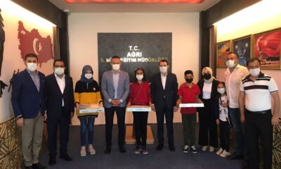 Ağrı Milli Eğitim Müdürü Tekin, yarışmalarda başarılı olan öğrencileri ödüllendirdi