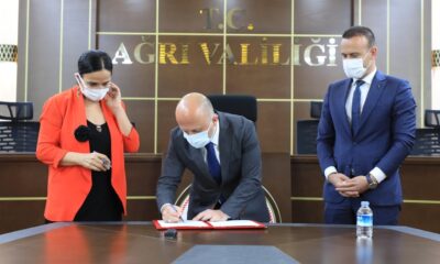 Ağrı Valisi Varol, Dünya İnsani Dayanışma Derneği tarafından yaptırılacak olan okulun protokolünü imzaladı