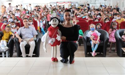 Ağrı’da ilk defa kukla gösterisi izleyen çocuklar doyasıya eğlendi