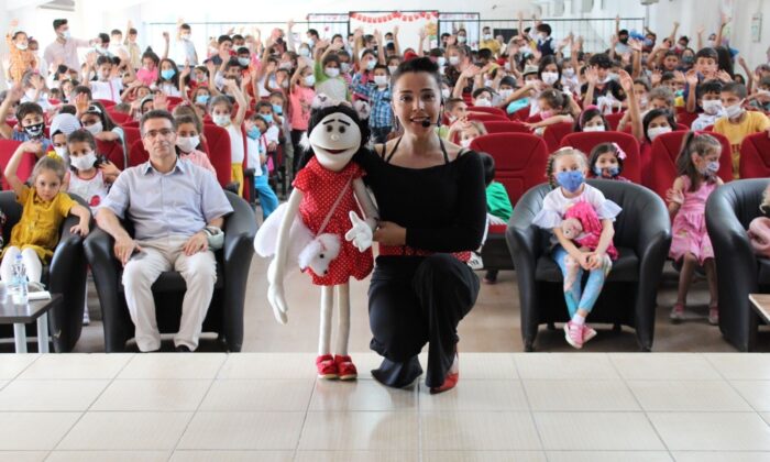 Ağrı’da ilk defa kukla gösterisi izleyen çocuklar doyasıya eğlendi