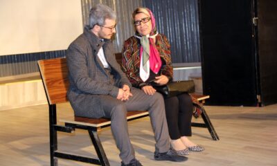 Ağrı’da sahnelenen tiyatro oyununda şehit öğretmenler unutulmadı