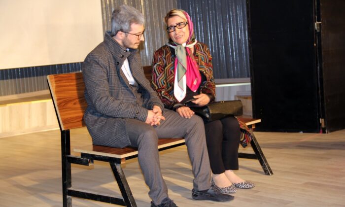 Ağrı’da sahnelenen tiyatro oyununda şehit öğretmenler unutulmadı