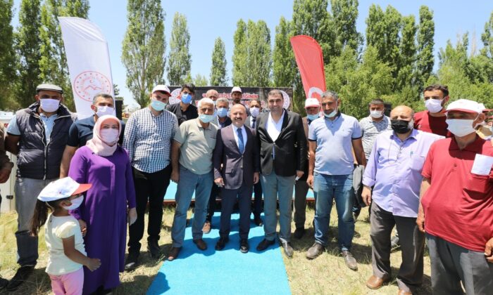 Ağrı’da törenle çiftçilere kaz yetiştiriciliği makine ve ekipmanları dağıtıldı