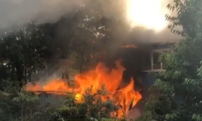 Ahırda çıkan yangın evi de küle çeviriyordu