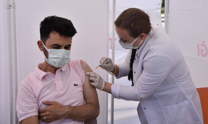 Ahlat’ta kurulan çadırda randevusuz korona virüs aşısı