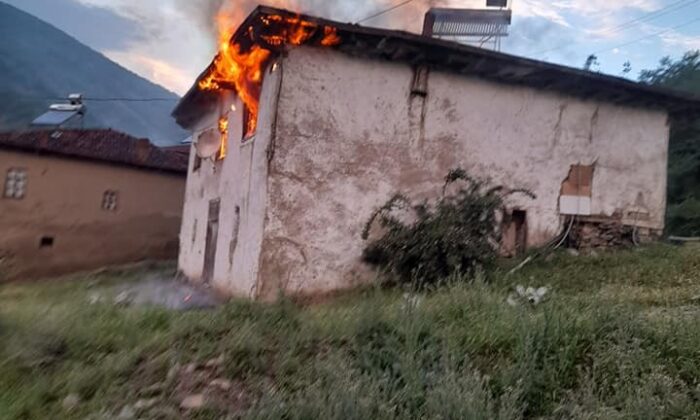 Ahşap ev alevlere teslim oldu