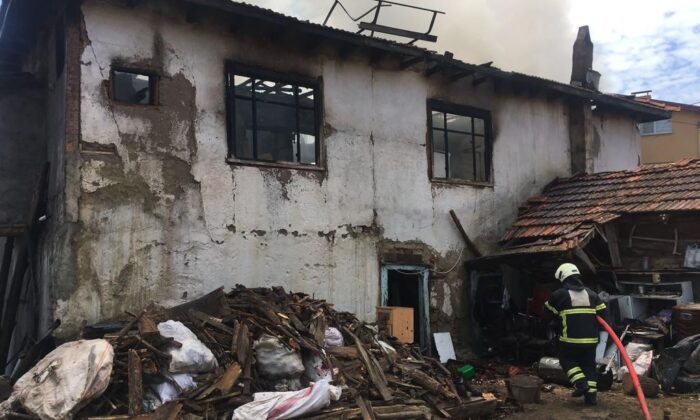 Ahşap ev alevlere teslim oldu