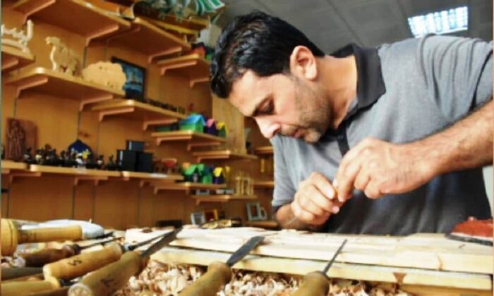 Ahşap oymacılığını yaşatmaya çalışıyor