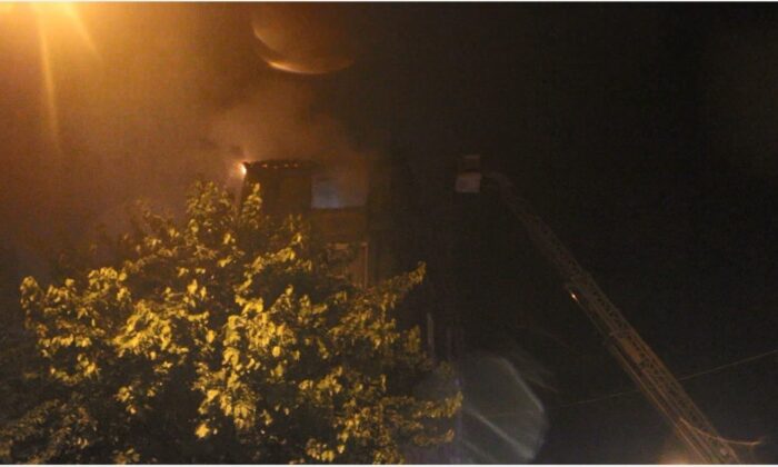 Ailesine kızdı, evi yaktı