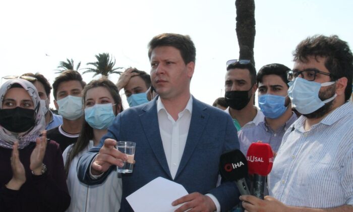 AK Gençler’den Başkan Soyer’e ’bir bardak su’ tepkisi