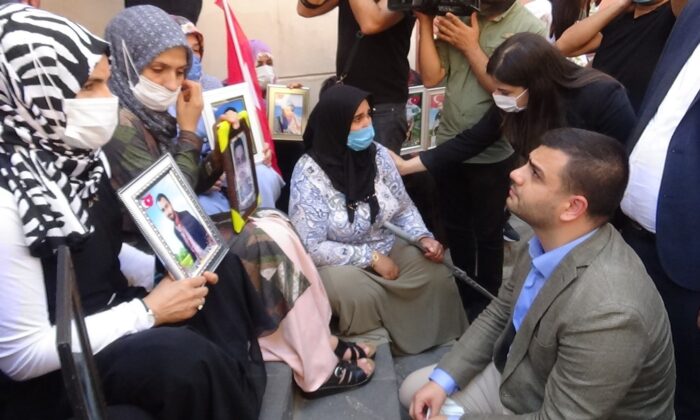 AK Parti Gençlik Kolları Genel Başkanı İnan’dan evlat nöbeti tutan ailelere ziyaret