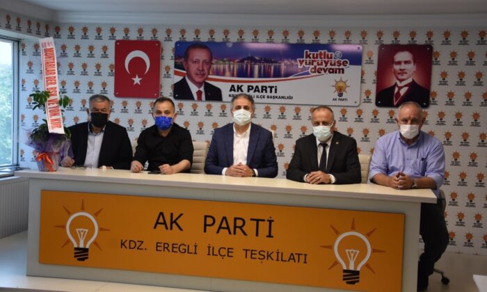 AK Parti ilçe teşkilatı muhtarlar ile istişarede bulundu