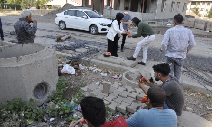 Ak Parti Yenişehir İlçe Başkanı Kaya, inşaat işçilerine karpuz ikram etti