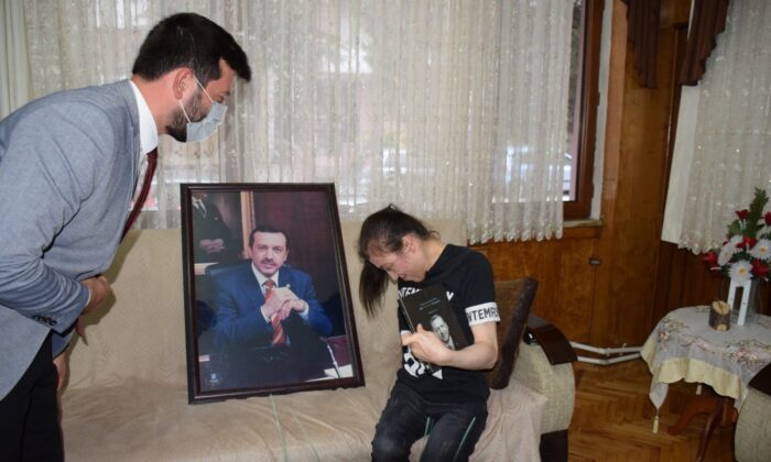 AK Partili gençler, Erdoğan hayranı engelli genci sevindirdi