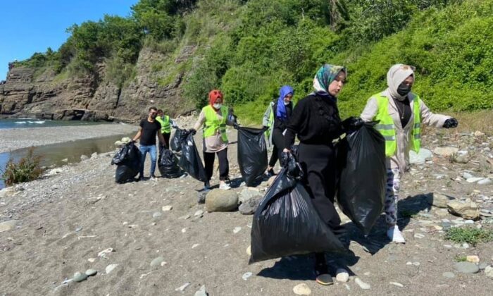 AK Partili gençlerden örnek davranış