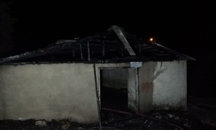 Akaryakıt istasyonu yakınında çıkan ahır yangını ucuz atlatıldı