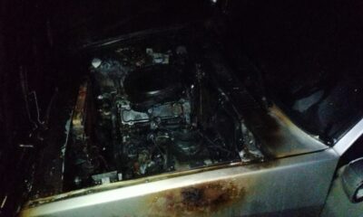 Akaryakıt istasyonuna park edilen otomobil alev alev yandı