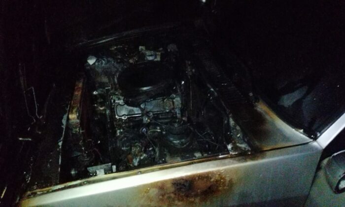 Akaryakıt istasyonuna park edilen otomobil alev alev yandı