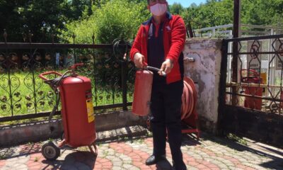 Akaryakıt istasyonunda alev alan otomobile müdahale eden çalışan o anları anlattı