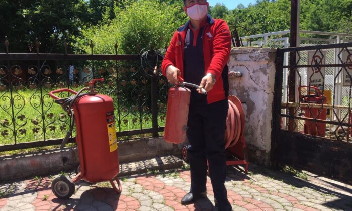 Akaryakıt istasyonunda alev alan otomobile müdahale eden çalışan o anları anlattı