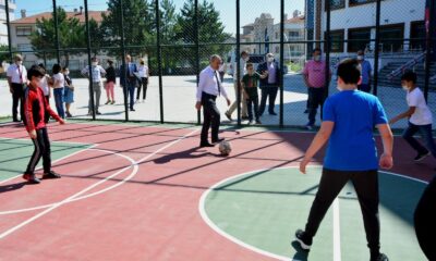 Akbaş, öğrencilerle futbol oynadı