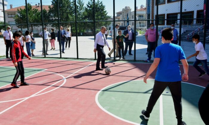 Akbaş, öğrencilerle futbol oynadı