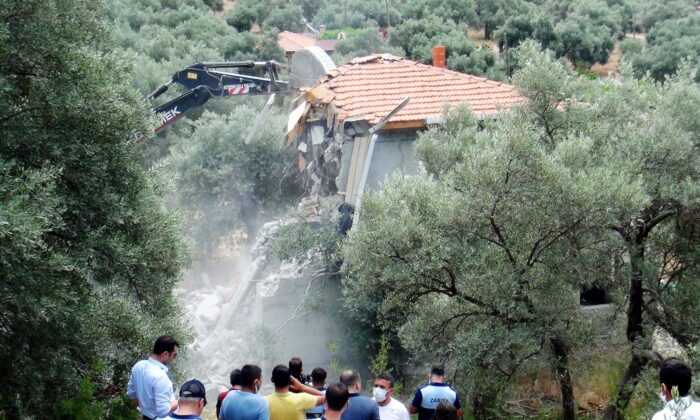 Akbük koyunda yıkımlar tekrar başladı