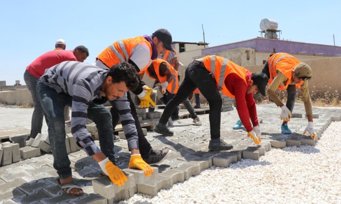 Akçakale kırsalındaki kilitli parke çalışmaları devam ediyor