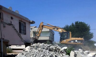 Akdeniz ilçesinde bir metruk bina daha yıkıldı