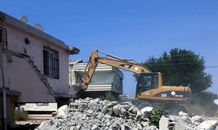 Akdeniz ilçesinde bir metruk bina daha yıkıldı