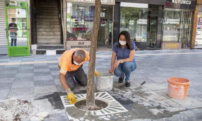Akdeniz’de kaldırımlar yenileniyor, ağaç diplerine kompozit ızgara yerleştiriliyor