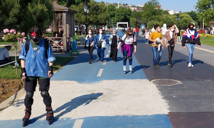 Akın akın sahile iniyorlar