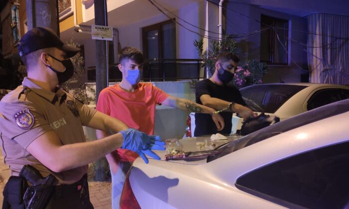 Akşam gezmesine çıkan 3 arkadaşın bulunduğu araçtan uyuşturucu madde çıktı