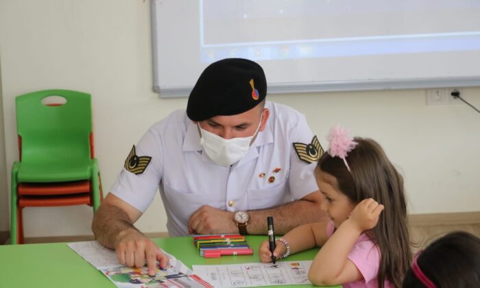 Aksaray Jandarma minik öğrencilerin okul heyecanını paylaştı