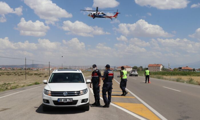 Aksaray’da jandarma trafik kuralı ihlallerini helikopterle denetledi