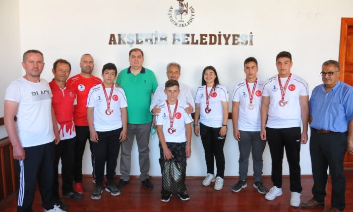 Akşehir Belediyesinden başarılı sporculara altın