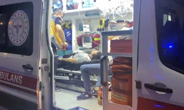 Alacak verecek meselesinde baba oğul tornavida ile yaralandı