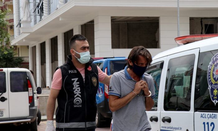 Alanya’da 2 ayrı adrese uyuşturucu baskını