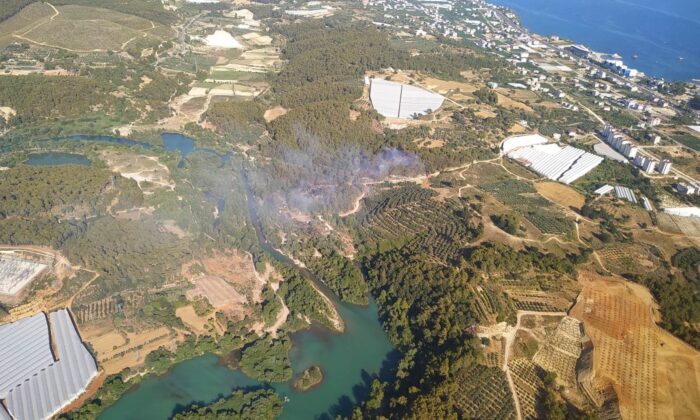 Alanya’da çıkan yangında 1 hektarlık orman arazisi yandı