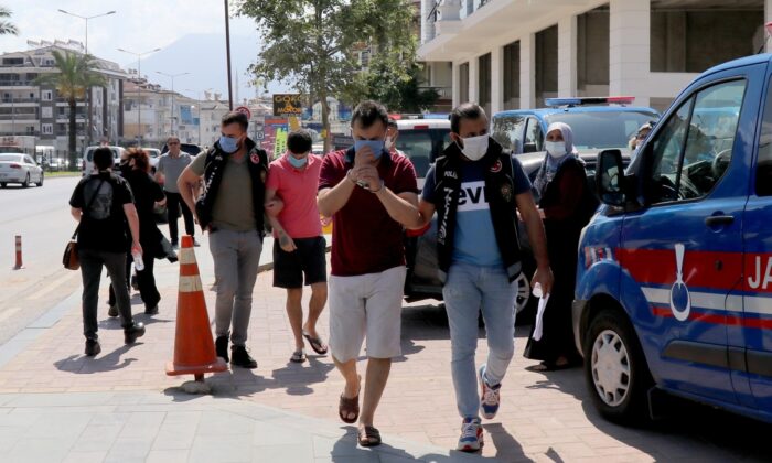 Alanya’da polisten uyuşturucu baskını: 3 gözaltı