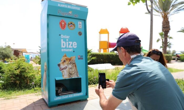 Alanya’da vatandaşlar 1 TL karşılığı sokak hayvanlarını besleyecek