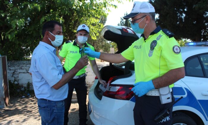 Alaşehir polisinden sürücülere maden suyu ikramı
