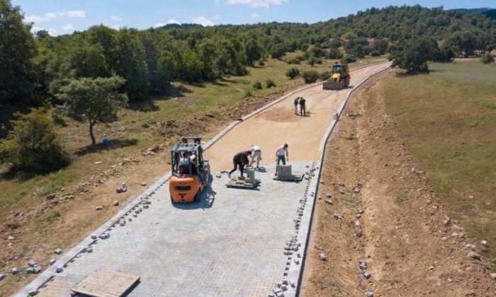 Albay Reşat Çiğiltepe şehitliği’nin yolları kilitli parke ile buluşuyor