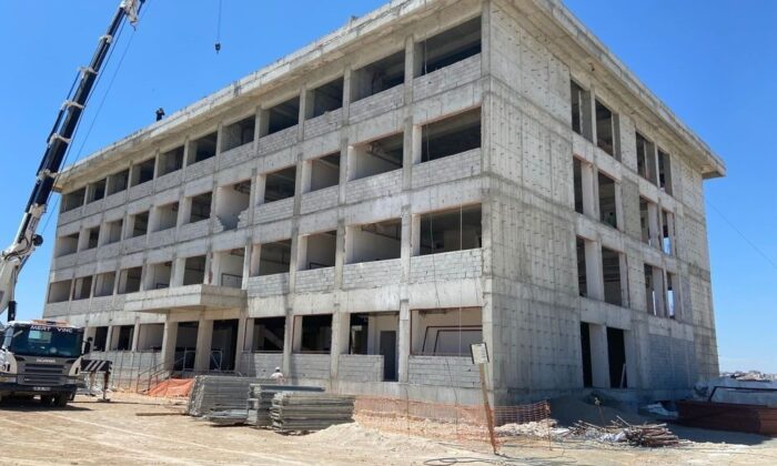 Alçı karıştırıcı makinesine kaptırdığı parmağı koptu