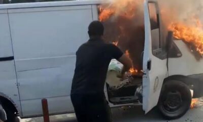 Alev alev yanan aracını kovayla söndürmeye çalıştı