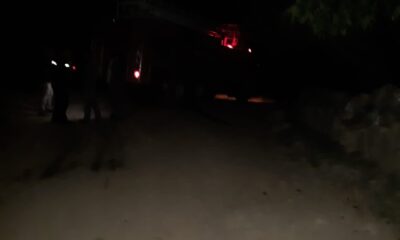 Alevlerin arasında kalan yaşlı kadını komşuları güçlükle evden çıkardı