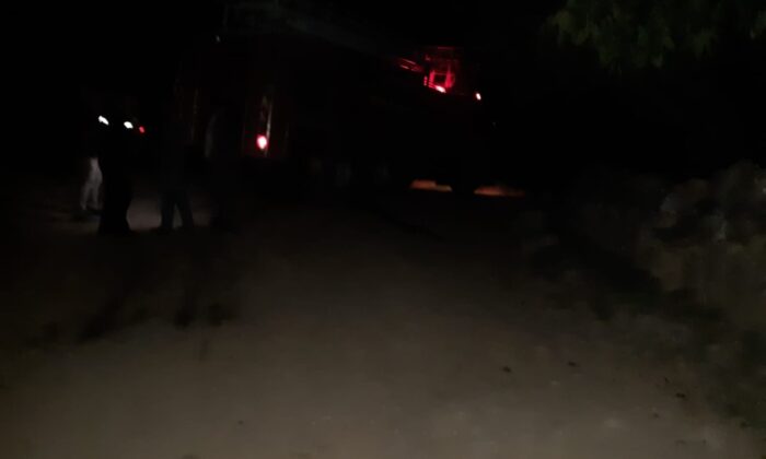 Alevlerin arasında kalan yaşlı kadını komşuları güçlükle evden çıkardı