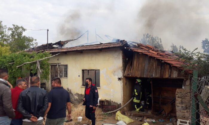 Alevlerin sardığı ev kullanılamaz hale geldi